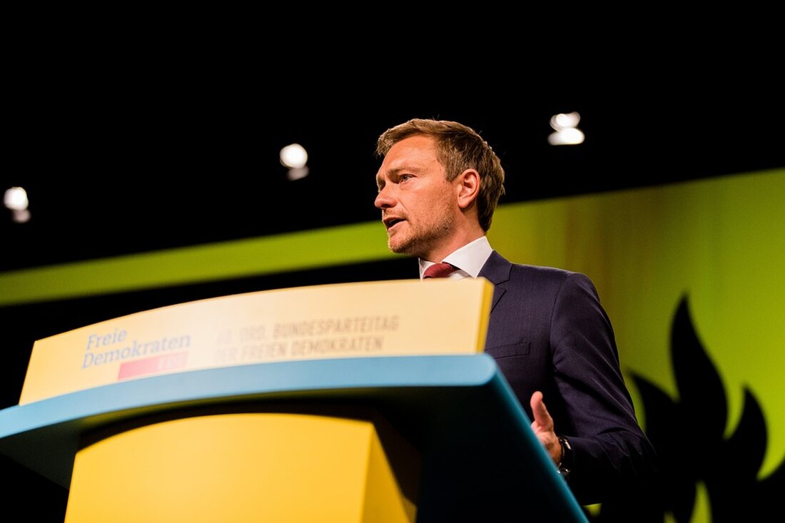 Marco Buschmann (FDP) fordert Bürokratieabbau und Digitalisierung als alternativlos für mehr wirtschaftliche Dynamik in Deutschland und Europa. Erfahren Sie mehr bei PHOENIX.