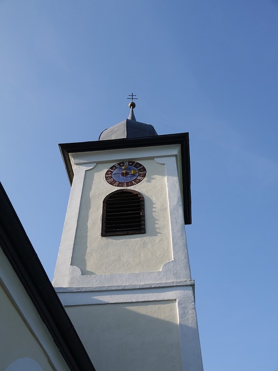 Dass der Ton die Musik macht: Die Tonsteinfabrik in Liebertwolkwitz Leipzig – Im Leipziger Ortsteil Liebertwolkwitz ist seit 1886 bekannt, dass der Ton die Musik macht. An der Naunhofer Straße befand sich damals die erste Tonsteinfabrik, die den Grundstein für die Ziegel- und Tonindustrie legte. Ein Denkmal für diese industrielle Vergangenheit wurde kürzlich am Ortseingang von Liebertwolkwitz enthüllt. Dort steht nun eine historische Tonlore, als Erinnerung an die regionale Ziegelindustrie aus dem 19. Jahrhundert. Die Stadt Leipzig hat das Areal um die ehemalige Industriestätte dekontaminiert und wieder aufforsten lassen, um einen Ausgleich zur Gewerbegebiet Seehausen II zu schaffen. Bei der …