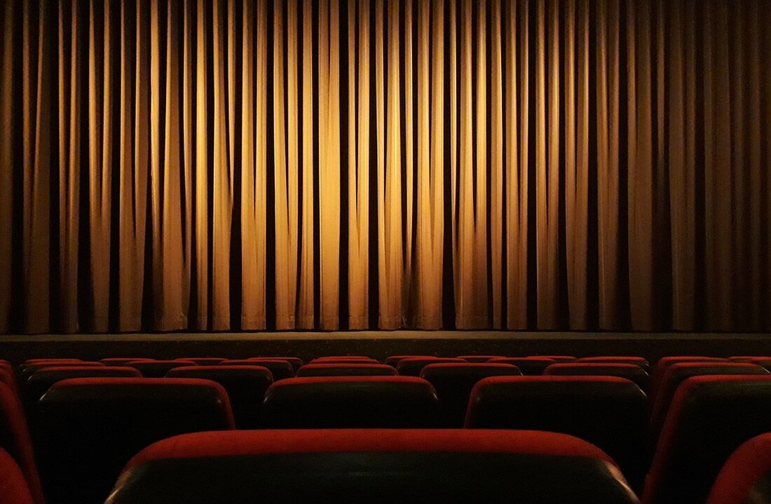 Die Theaterferien sind zu Ende Unter dem Motto „Vorhang auf!“ erhielt das Publikum im Zwickauer Gewandhaus am Donnerstagabend einen Vorgeschmack auf die kommenden Inszenierungen. Was für ein Bild! Die ganze Gewandhaus-Bühne voller Menschen im Outfit der Blues Brothers (und Sisters). Gemeinsam singen, spielen und tanzen sie den „Jailhouse Rock“ – eine Hommage an die Schlussszene im US-Filmklassiker „The Blues Brothers“ (1980). Elvis Presley hätte seine helle Freude daran. Schauspieler und Drehbuchautor Dan Aykroyd wahrscheinlich auch. Die mitreißende Szene ist ein Vorgeschmack auf die „Blues Brothers“-Inszenierung des Theaters Plauen-Zwickau, die am 7. Januar ihre Zwickau-Premiere erlebt. Die grandiose Nummer, die alle …