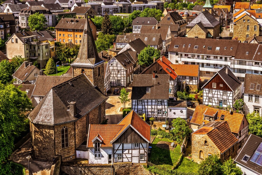 Besonders in kleinen Orten ländlicher Regionen sieht man immer häufiger leerstehende Ladenlokale und Verkaufsräume. Die Einkaufspassagen gleichen zum Teil Geisterstädten und sind alles andere, als einladend. Viele Geschäftsinhaber und Ladenlokalbesitzer müssen aus unterschiedlichen Gründen ihren stationären Handel zum Teil eben ganz aufgeben und die Türen für immer schließen. Zu hohe Mieten, ebenso hohe Nebenkosten und auch die Tatsache, dass viele Verbraucher beim Einkaufen immer mehr auf das Onlineshoppen konzentrieren und sich den Gang in die Stadt ersparen. Diese und noch andere Gründe führen schnell dazu, dass ganze Einkaufspassagen, die noch vor Jahren florierten und gute Bilanzen am Ende des Jahres …