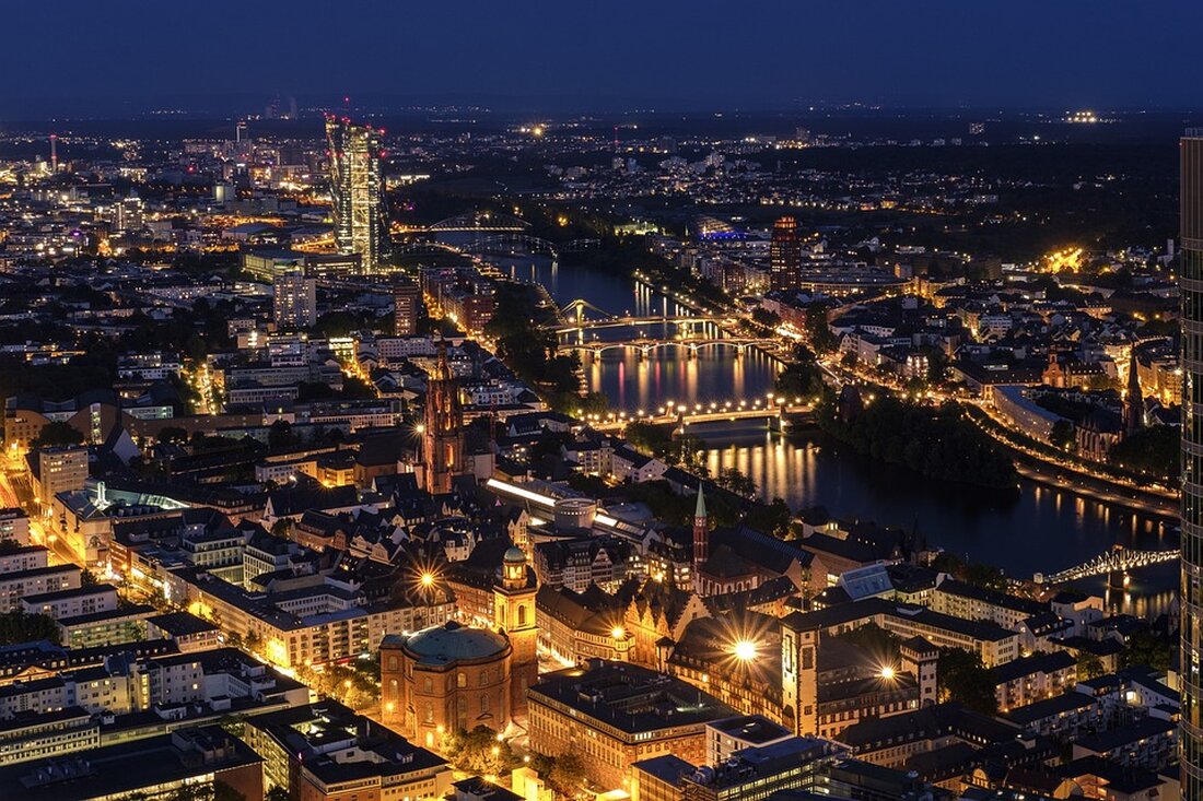 Der Artikel berichtet über die positive Entwicklung des Investmentmarktes für gewerbliche Immobilien im zweiten Quartal 2024. Das Transaktionsvolumen ist im Vergleich zum Vorjahr gestiegen, insbesondere im Portfoliosegment und bei Einzelhandelsinvestitionen. Büroobjekte hingegen verzeichnen einen Rückgang. Es wird darauf hingewiesen, dass die Erholung der Investmentmärkte von verschiedenen Faktoren abhängt und ein stärkeres Konjunkturwachstum sowie niedrigere Zinsen erforderlich sind, um das Investmentvolumen weiter zu steigern. Die Aussichten für das zweite Halbjahr sind jedoch positiv, und es wird erwartet, dass die Investmentumsätze zunehmen. Die Spitzenrenditen bleiben voraussichtlich stabil. Frankfurt/Main wird als einer der A-Standorte genannt, die überproportional zur positiven Entwicklung beitragen.