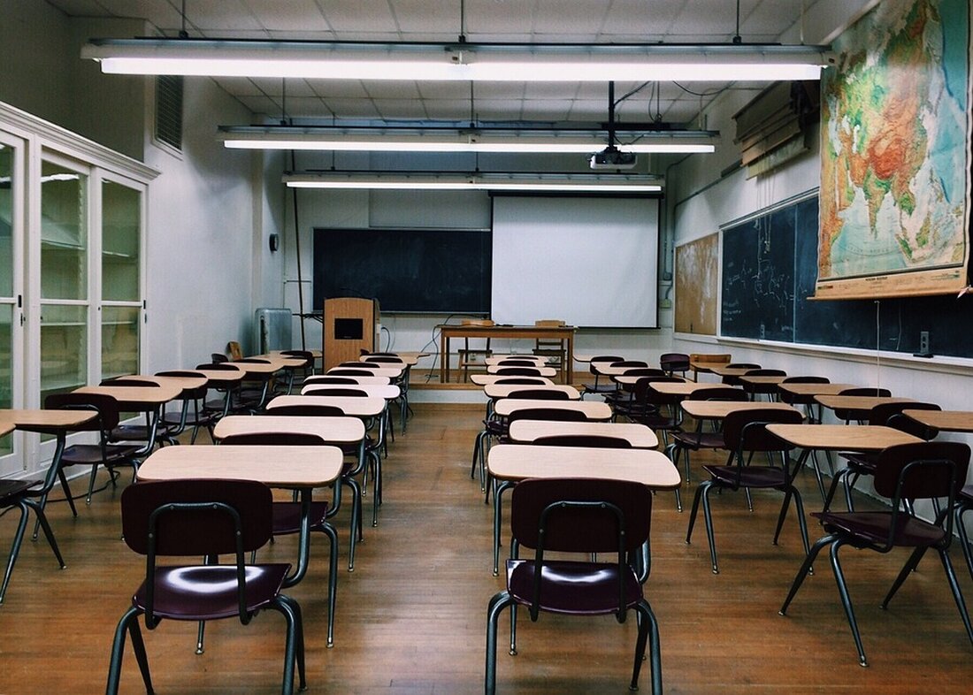 Lehrerin Birgit Ebel enthüllt alarmierende Gewalt an Brennpunkt-Schule in NRW, Ursachen und Forderungen für Maßnahmen.