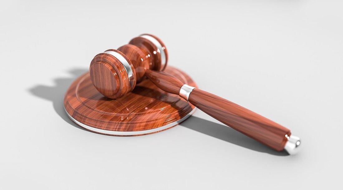 Erfahren Sie in diesem Artikel, ob die Deutsche Umwelthilfe die Bundesregierung dazu zwingen kann, ein wirksames Luftreinhalteprogramm aufzustellen. Erfahren Sie, welche Maßnahmen ergriffen werden müssen, um den Ausstoß von Luftschadstoffen bundesweit zu reduzieren. Lesen Sie, welche Vorwürfe die DUH erhebt und welche Auswirkungen dies auf die Reduktionsziele hat. Verpassen Sie nicht die öffentliche Verhandlung am 15. Juli 2024 und die Möglichkeit, den DUH-Bundesgeschäftsführer Jürgen Resch vor Ort zu interviewen.