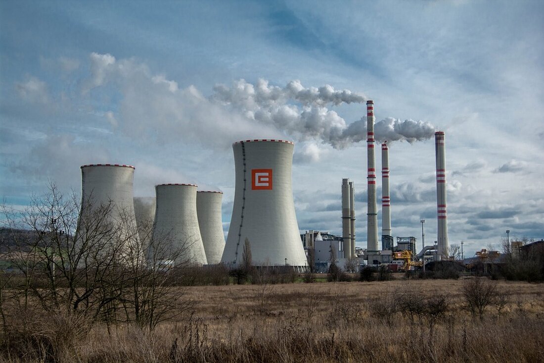 Wie ist die Luftqualität aktuell in Leipzig? Wie ist die Luftqualität in Leipzig? Wir zeigen an dieser Stelle die Daten der Messstation in Leipzig-Mitte. Sie erfasst, wie viele Feinstaub-Partikel der Größe PM10 pro Kubikmeter Luft gemessen werden. Der entscheidende Grenzwert beträgt 50 Partikel pro Kubikmeter Luft – er darf pro Jahr 35-mal überschritten werden, dann müssen Gegenmaßnahmen ergriffen werden, um EU-Strafen zu vermeiden. Wie sind die Messwerte für Luftqualität einzuschätzen? Gemessen werden drei Werte: Feinstaub, Ozon und Stickstoffdioxid. „Sehr schlecht“ ist die Luft, wenn einer der drei Werte seinen höchsten Grenzwert überschreitet: 100 μg/m³ bei Feinstaub, 240 μg/m³ bei Ozon …