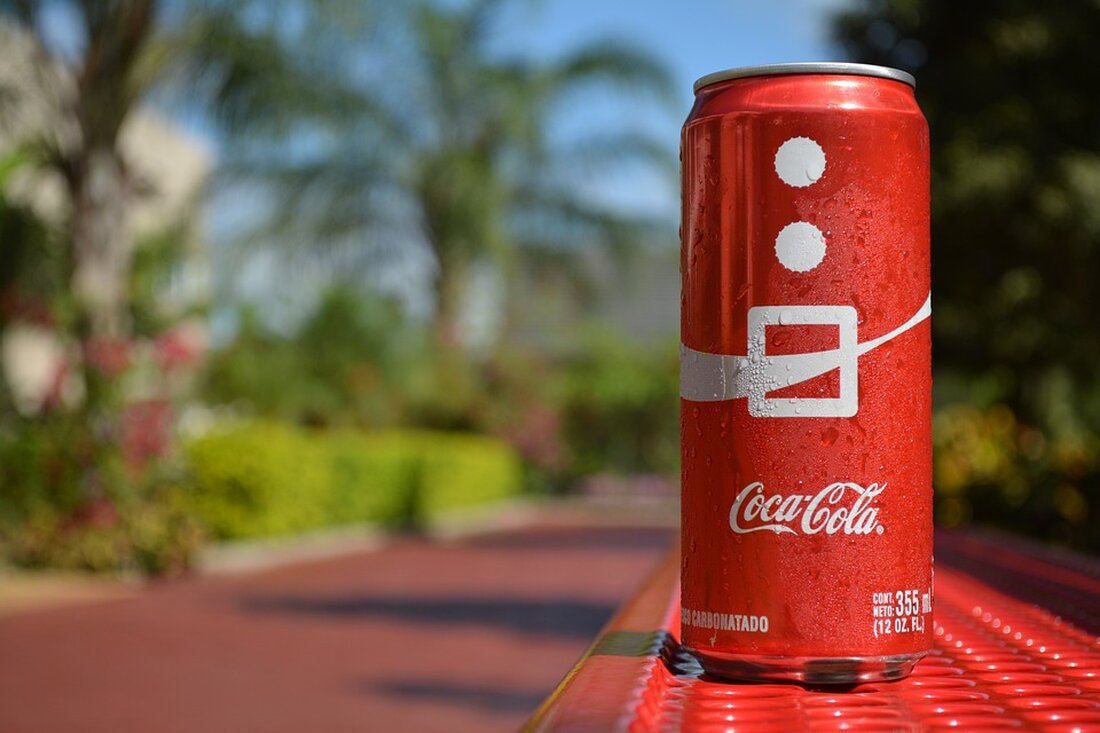 Coca-Cola schließt 2024 fünf Werke in Deutschland, darunter Köln und Berlin, was den Verlust von 505 Arbeitsplätzen bedeutet.