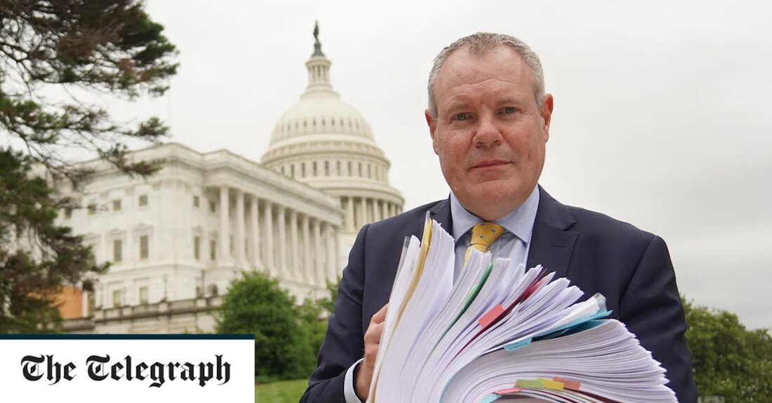 Großbritannien hat den Beamten von Joe Biden einen gigantischen Stapel Bürokratie präsentiert, um zu zeigen, wie schädlich das derzeitige Nordirland-Protokoll für den Handel ist. Conor Burns, der Vertreter des Premierministers in den USA für das Protokoll, sagte, das Bündel von Regulierungsformularen helfe ihm, den Beamten in Washington die Auswirkungen auf Unternehmen und Verbraucher zu erklären und warum Großbritannien Änderungen wünsche. Es folgt einer Reihe von Warnungen der USA davor, Elemente des Protokolls einseitig außer Kraft zu setzen. Nancy Pelosi, die Sprecherin des Demokratischen Repräsentantenhauses, behauptete letzte Woche, dass dies das Karfreitagsabkommen und die Chancen Großbritanniens auf ein Freihandelsabkommen mit den &hellip;