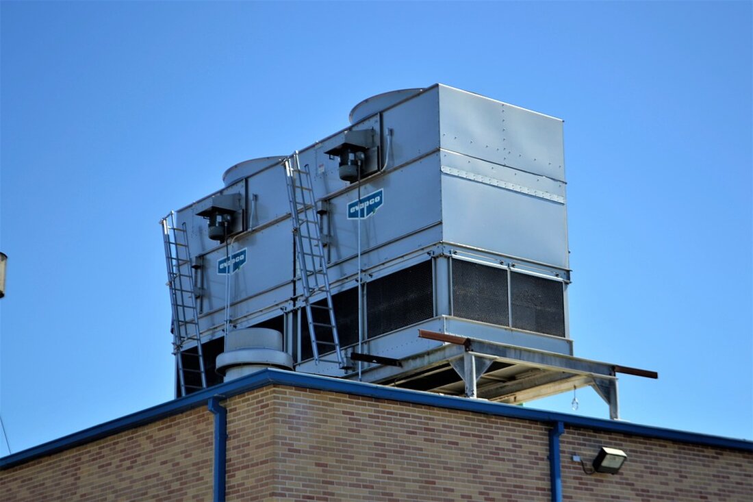 Wie ist die Luftqualität aktuell in Leipzig? Wie ist die Luftqualität in Leipzig? Wir zeigen an dieser Stelle die Daten der Messstation in Leipzig-Mitte. Sie erfasst, wie viele Feinstaub-Partikel der Größe PM10 pro Kubikmeter Luft gemessen werden. Der entscheidende Grenzwert beträgt 50 Partikel pro Kubikmeter Luft – er darf pro Jahr 35-mal überschritten werden, dann müssen Gegenmaßnahmen ergriffen werden, um EU-Strafen zu vermeiden. Wie sind die Messwerte für Luftqualität einzuschätzen? Gemessen werden drei Werte: Feinstaub, Ozon und Stickstoffdioxid. „Sehr schlecht“ ist die Luft, wenn einer der drei Werte seinen höchsten Grenzwert überschreitet: 100 μg/m³ bei Feinstaub, 240 μg/m³ bei Ozon …