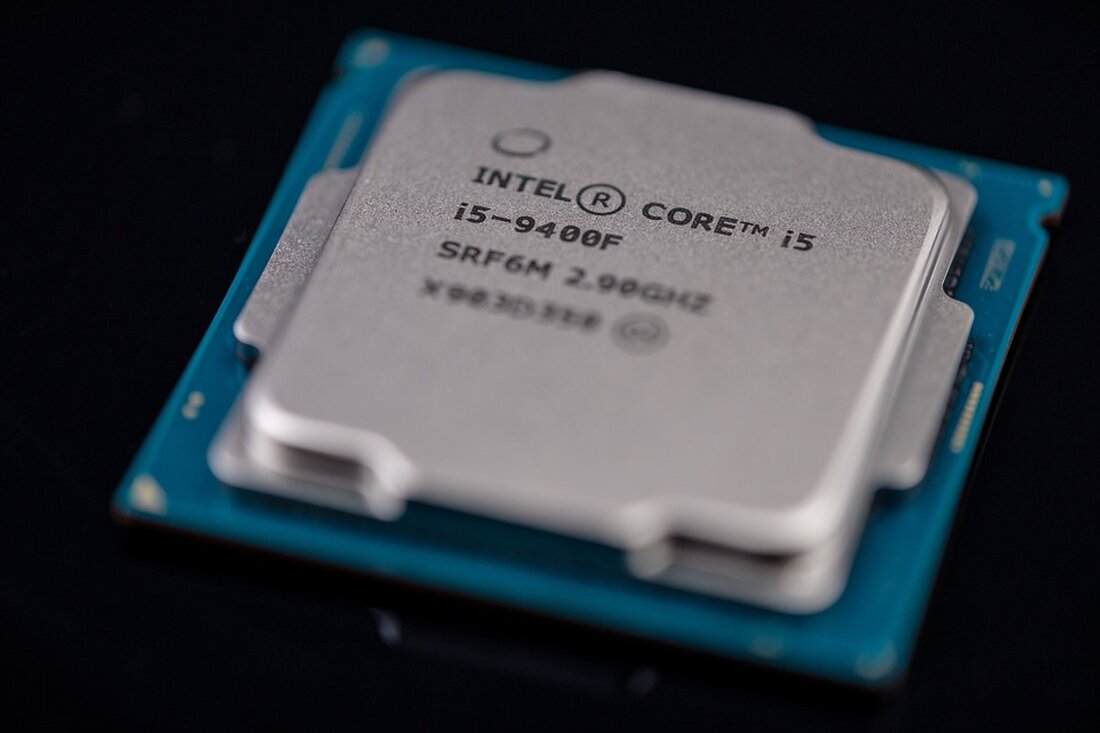 "Erfahren Sie mehr über den aktuellen Stand der Chipindustrie in Deutschland: Während die Chipfabrik der ESMC in Dresden startet, steht Intel in Magdeburg unter Druck. Lesen Sie, wie staatliche Subventionen und die globale Chip-Nachfrage die Zukunft der Branche beeinflussen und welche Rolle Dresdens einzigartiges Hightech-Cluster spielt."