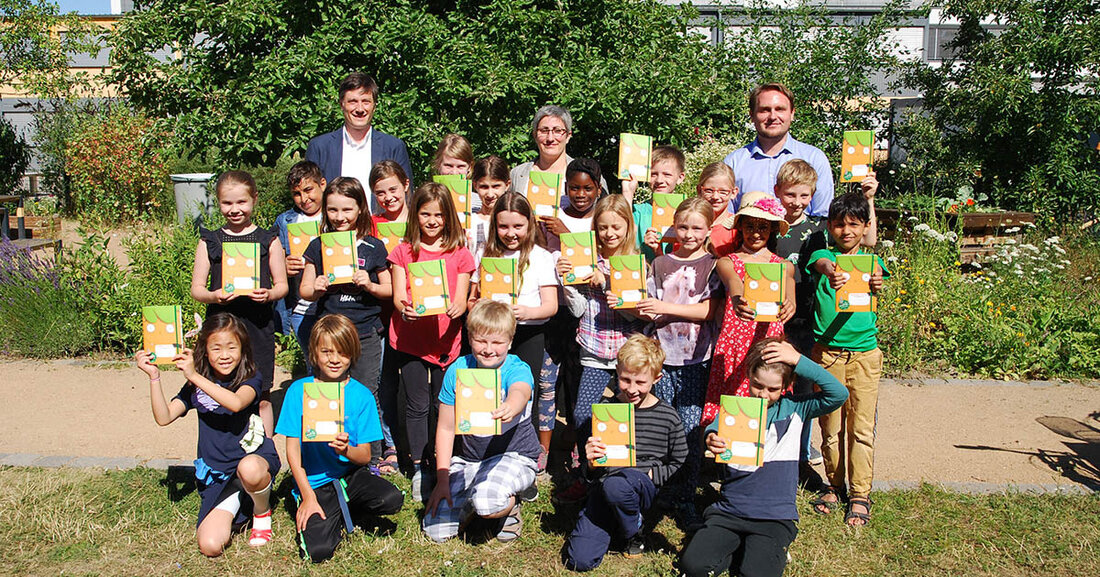 Die Hausaufgabenbroschüre vermittelt den Kindern an Grundschulen in vier Teilen, liebevoll gestaltet und motivierend, die Themen Nachhaltigkeit, Klimaschutz, fairer Handel und Biodiversität. Damit umweltfreundliches Verhalten für alle möglich ist, wird das Magazin kostenlos an … .
