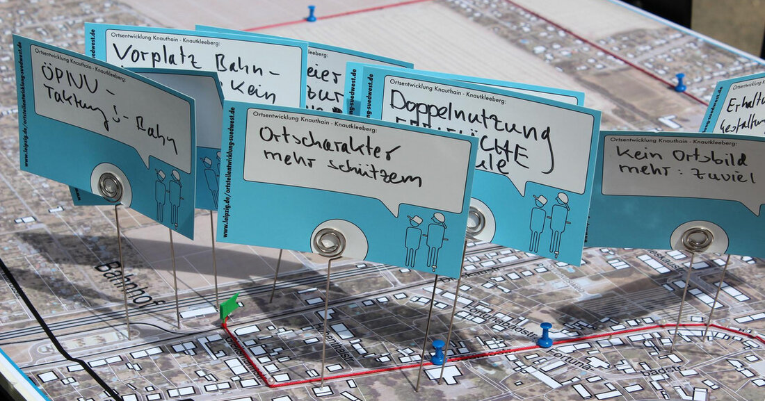 In den nächsten anderthalb Jahren soll gemeinsam mit den Bewohnern ein Raumentwicklungskonzept für den Landkreis Knautkleeberg-Knauthain ausgearbeitet werden. Fragen zur Entwicklung des Wohnraums, zur künftigen Verkehrsanbindung und zur Gestaltung von Sport- und Freiflächen stehen im Mittelpunkt. Um möglichst viele Interessenten zu erreichen, werden unterschiedliche Beteiligungsformate verwendet &#8211; zum Beispiel der Planungsworkshop. Das entwickelte Konzept soll den politischen Gremien im Herbst 2021 zur Diskussion gestellt werden. An verschiedenen Stationen der 60. Grundschule stehen Mitarbeiter des Stadtplanungsbüros und der beauftragten Bürogemeinschaft für Diskussionen zur Verfügung. Aufgrund der Pandemie stützt sich die Veranstaltung auf kleine Diskussionsgruppen, die Teilnehmer werden jedoch gebeten, Mund- und &hellip;