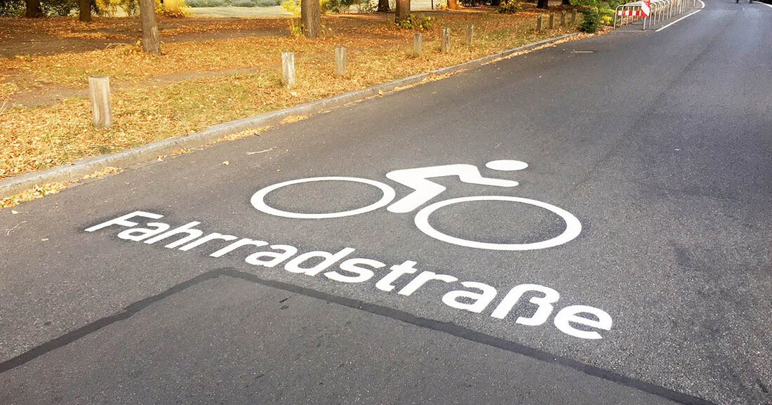 Der Radsportbeauftragte der Stadt, Dr. Christoph Waack, sagt: &#8222;Die Fahrradstraßenpiktogramme auf der Straße zeigen auf den ersten Blick, in welchem ​​Bereich von normalen Straßen zugunsten des Fahrradverkehrs abweichende Vorschriften gelten. Dies erhöht die Sicherheit und fördert das Verständnis und die Zusammenarbeit zwischen allen Straßennutzer.&#8220; Als Test wurden die ersten Markierungen auf der Straße &#8222;Deutscher Platz&#8220; und auf der alten Messe im mittleren Südosten vorgenommen; Es folgen unter anderem die Schillerstraße und andere Fahrradstraßen im Zentrum. Wenn das Wetter es zulässt, sind die Leipziger Fahrradwege bis Oktober 2020 mit entsprechenden Piktogrammen zu versehen. In den 13 vorhandenen Fahrradstraßen werden insgesamt 41 &hellip;