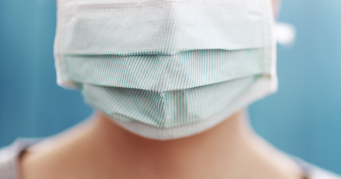 Hauptgrund für die steigende Zahl in Leipzig sind Infektionen in vier Pflegeheimen und zwei Asylunterkünften. Leipzig wird nun umgehend die von der Landesregierung im Stadtgebiet festgelegten Gesundheitsschutzmaßnahmen umsetzen. Dazu gehören unter anderem eine Ausgangssperre in Restaurants zwischen 23 Uhr und 5 Uhr am folgenden Tag, die Verfolgung der Kontakte der Gäste in Pubs und Restaurants sowie eine Maskenanforderung an bestimmten öffentlichen Orten. Für private Feiern sind maximal 25 Gäste erlaubt, Veranstaltungen im Freien sind nur mit maximal 250 Besuchern möglich, in geschlossenen Räumen gibt es eine allgemeine Obergrenze von 150 Personen. Das Gesundheitsamt kann individuelle Entscheidungen treffen. Die Stadt wird &hellip;