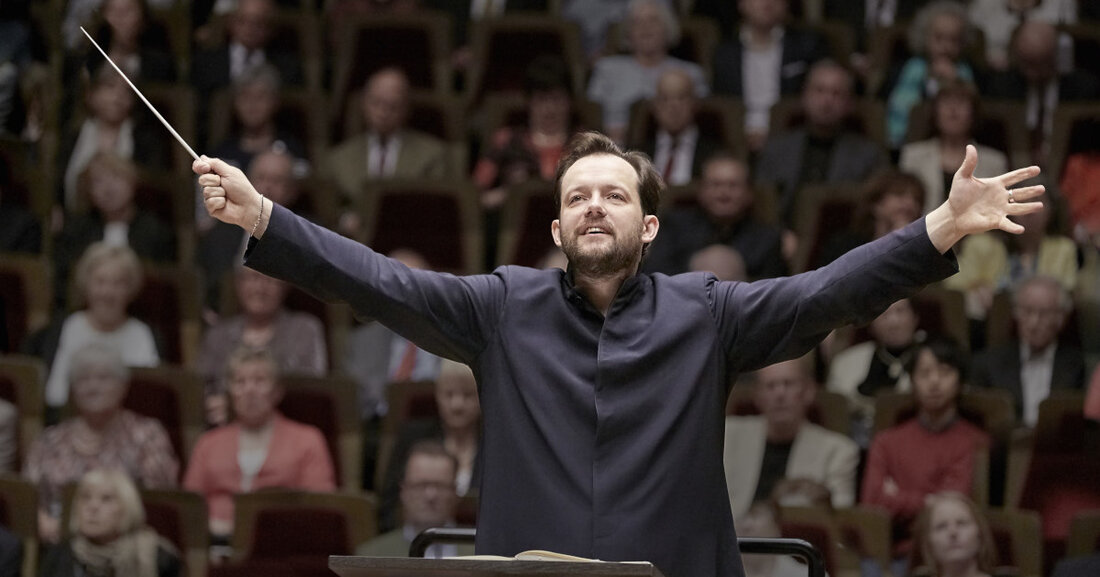 Der derzeitige Vertrag bindet den lettischen Dirigenten als 21. Gewandhaus Kapellmeister bis 2022 an das Gewandhausorchester. Die zweite Amtszeit beginnt &#8211; vorbehaltlich des noch ausstehenden Stadtratsbeschlusses der Stadt Leipzig &#8211; am 1. August 2022 und endet am 31. Juli Der neue Vertrag beinhaltet auch die Übernahme einer Opernproduktion mit dem Gewandhausorchester. Beeindruckender Lebenslauf Auf Initiative von Andris Nelsons wurde während seiner Zeit als Gewandhauskapellmeister das Repertoire der Großen Konzerte mit zahlreichen Auftragskompositionen bereichert, von denen die meisten gemeinsam mit dem Boston Symphony Orchestra (BSO) vergeben wurden, dessen Musikdirektor Nelsons seit 2014 ist Andris Nelsons verlängert dieses Engagement ebenfalls und wird &hellip;