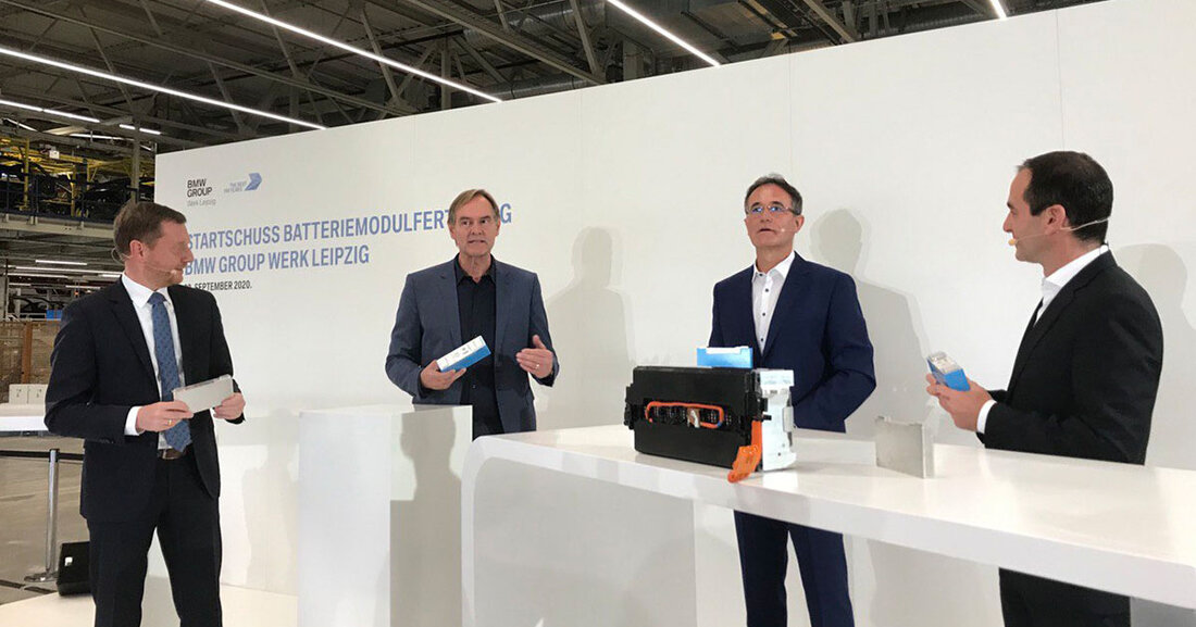 BMW will vorbereitet sein, denn der Absatz von Elektroautos wächst stetig. Das Unternehmen plant daher, bereits am nächsten Jahr am Leipziger Standort die Produktion von Hochvoltbatterien und Batteriekomponenten in großem Maßstab aufzunehmen. Der Startschuss für die Erweiterung erfolgte am 23. September in Anwesenheit des sächsischen Ministerpräsidenten Michael Kretschmer und des Leipziger Oberbürgermeisters Burkhard Jung. Mehr als 150 Mitarbeiter für die Produktion &#8222;Wir freuen uns, dass wir die Elektromobilität nach Leipzig bringen&#8220;, sagt Betriebsleiter Hans-Peter Kemser. Mehr als 100 Millionen Euro werden in die Produktion investiert, für die eine Fläche von 10.000 Quadratmetern genutzt wird. Mit dem BMW i3 produziert BMW &hellip;