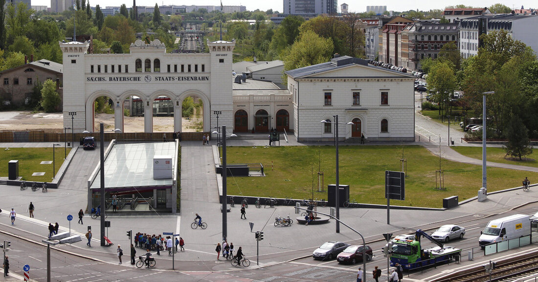 Parallel zur Veranstaltung im Kupfersaal gibt es eine Ausstellung über den Stadtraum des Bayerischen Bahnhofs. Bürger, Interessenten und politische Vertreter können direkt mit den Projektverantwortlichen sprechen. Fragen zum Bauprojekt können auch vor und während der Veranstaltung per E-Mail an haben@bayerischerbahnhofleipzig.de gesendet werden und werden in das Bürgerforum aufgenommen. Die Anzahl der Gäste vor Ort in der Kupferhalle ist aufgrund der aktuellen Hygienevorschriften leider begrenzt. Die Registrierung ist bis zum 4. Oktober 2020 geöffnet möglich über Online-Formular. Der Eintritt ist frei. Die Veranstaltung wird auch live im Internet übertragen, und die Aufzeichnung wird nach dem Informationsabend noch verfügbar sein. Der Link &hellip;