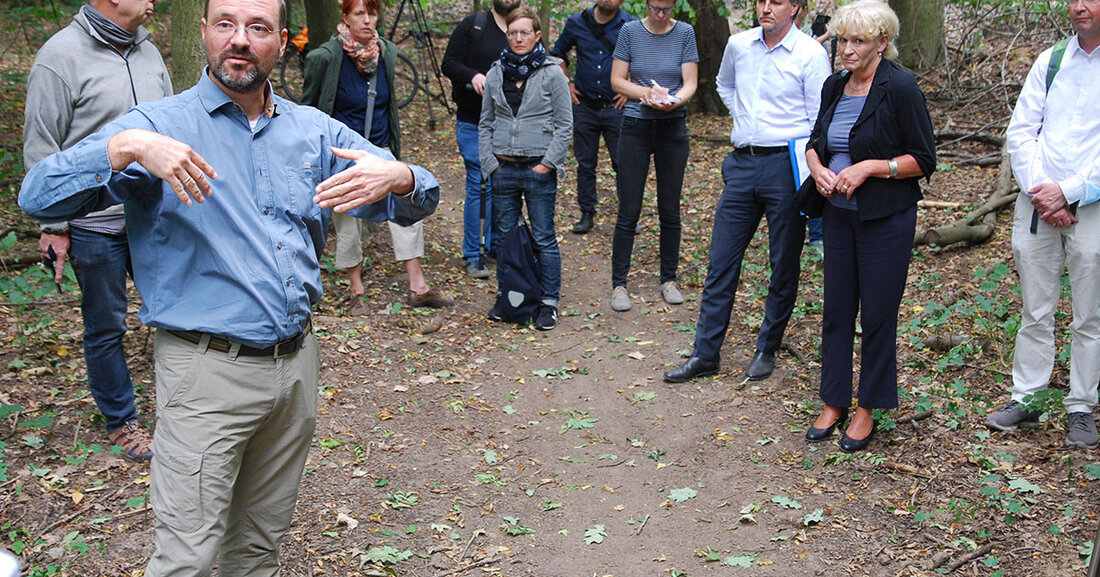 Rüdiger Dittmar, Büroleiter für Urban Green and Water, brachte es auf den Punkt: &#8222;Der Bedarf an Wissen ist hoch&#8220;, sagte er. Nicht nur der Schwemmwald, sondern das gesamte Stadtgrün ist von Hitze und Regenmangel betroffen. Dies ist wiederum eng miteinander verbunden, wie Prof. Christian Wirth, Direktor des Botanischen Gartens der Universität Leipzig und Sprecher des Deutschen Zentrums für Integrative Diversitätsforschung (iDiv), erklärte: &#8222;Wassermessungen in den Bäumen haben gezeigt, dass die Bäume bereits im Juni schließen und nachgeben, es wird kein Wasser mehr an die Umwelt abgegeben. Dadurch können sie die Luft nicht mehr kühlen und es ist im Wald genauso &hellip;