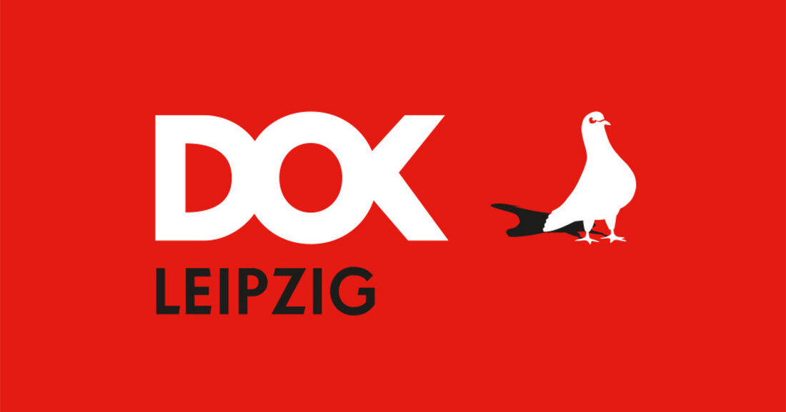 Die 63. Ausgabe des DOK Leipzig findet dieses Jahr als Hybridfestival statt. Neben Kinovorführungen für das Leipziger Publikum wird ein großer Teil des Programms deutschlandweit online gezeigt. Filmgespräche, Podcasts und Veranstaltungen der DOK Industry-Branche sind online verfügbar. In diesem Jahr zeigt das Festival insgesamt 150 Filme und XR-Werke, darunter 43 Weltpremieren, 11 internationale, 7 europäische und 36 deutsche Premieren. Kostenlose Angebote Auch in diesem Jahr haben Sie freien Zugang zu einem Teil unseres Programms: In der Osthalle des Hauptbahnhofs werden während der Festivalwoche täglich Filme mit freiem Eintritt gezeigt. Die Ausstellung DOK Neuland mit erweiterten Realitätsarbeiten ist bei freiem Eintritt &hellip;