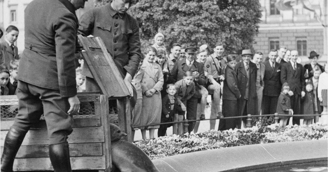 Die Idee dahinter: Die Bürger der Stadt sind echte Experten, jeder hat ein Hobby, dieses eine Thema, mit dem er oder sie besonders vertraut ist. Das Stadtarchiv möchte auf dieses Fachwissen zurückgreifen. Gleichzeitig möchte die Kampagne die Vorteile der Digitalisierung kultureller Daten und der Einbeziehung einer breiten Öffentlichkeit aufzeigen. Die Resonanz ist enorm: Die Internet-Community hat bereits sehr detaillierte Rückmeldungen zu zehn der zwölf bisher online veröffentlichten Motive erhalten. Die eingehenden Informationen werden nun Schritt für Schritt überprüft und die Ergebnisse veröffentlicht. Eine Stunde nach der Veröffentlichung eines Fotos aus dem Jahr 1974 konnte eine junge Frau alle darauf abgebildeten &hellip;