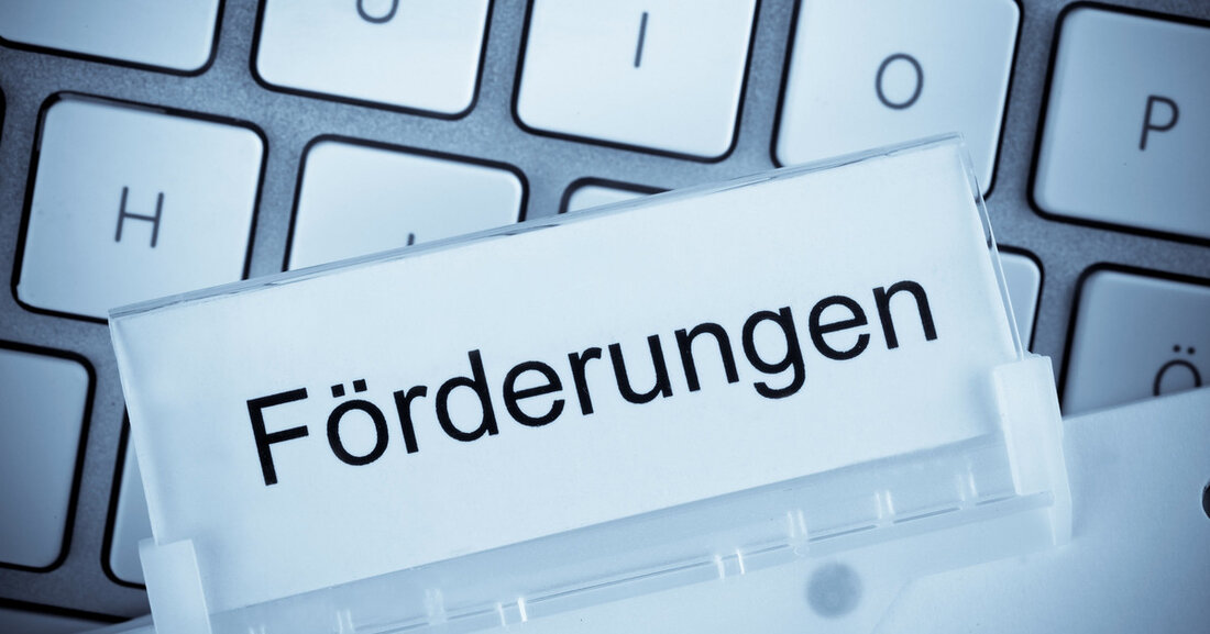 Eine Kombination des Darlehens mit anderen Förderprogrammen ist möglich. Die Summe der verwendeten Mittel darf den durch die Corona-Krise verursachten Liquiditätsbedarf nicht überschreiten. Wer wird finanziert? Einzelunternehmen (Selbstständige), Kleinunternehmen und Freiberufler in Sachsen mit einem Jahresumsatz von bis zu einer Million Euro als Hauptbeschäftigung Größere Unternehmen mit einer Betriebsstätte in Sachsen mit bis zu 100 Mitarbeitern (Vollzeitäquivalente) und einem Jahresumsatz von über einer Million Euro im Jahr 2019 Was wird finanziert? Liquiditätsbedarf bei Unternehmen, die aufgrund der Auswirkungen des Coronavirus unverschuldet mit einem Umsatzrückgang konfrontiert sind. Für Einzelunternehmen / Selbstständige und Unternehmen der Kultur- und Kreativwirtschaft kann der Lohn des &hellip;