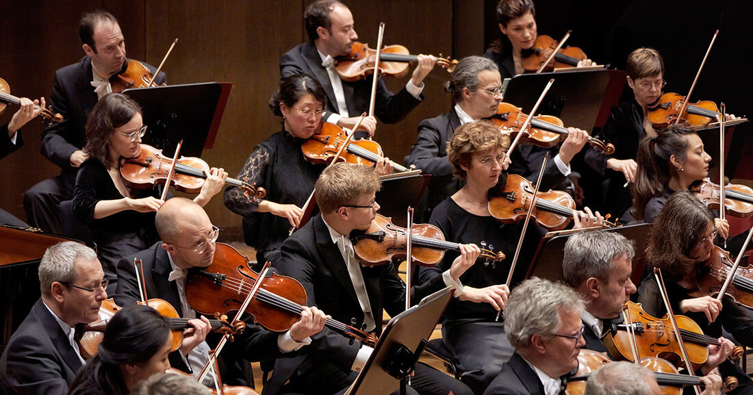 Der Beginn der Veranstaltungsreihe der 240. Saison ist der Gewandhaus-Tag, der am 27. September 2020 ab 15 Uhr auf der Parkbühne des GeyserHaus eV stattfindet. Ein Musiktag für die ganze Familie mit Musikern des Gewandhausorchesters bei freiem Eintritt! Um 15 Uhr verbrachten der Kulturbürgermeister Dr. Skadi Jennicke und der Gewandhausdirektor Andreas Schulz den Tag auf der Parkbühne des GeyserHaus e. V. Es folgt eine Aufführung von &#8222;TheBassFive&#8220; des Gewandhausorchesters, das mit viel Witz und Charme jeden Zuhörer um die Finger wickelte. Mit ihrem Programm &#8222;Maus und Freunde&#8220; spielen sich fünf Blechbläserensembles des Gewandhausorchesters in die Herzen von Jung und Alt &hellip;