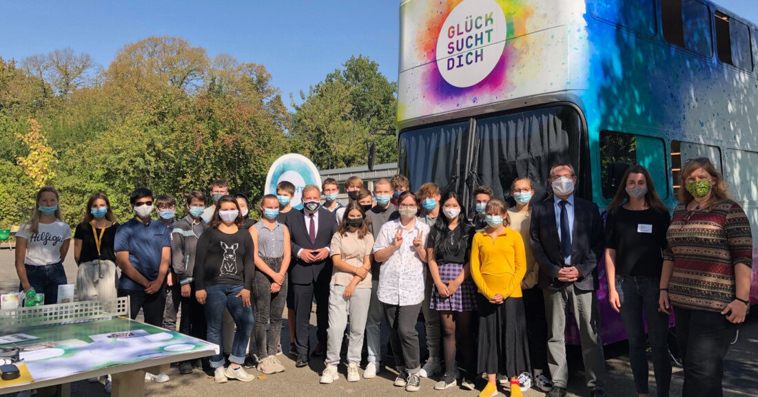 Die mobile Ausstellung &#8222;Glück-Sucht-Dich&#8220; informiert junge Menschen über digitale Medien und motiviert sie, sich zu engagieren. Beispielsweise kann an der Blue Lounge Station die Veränderung der Wahrnehmung aufgrund des Alkoholkonsums mit Hilfe von Virtual-Reality-Brillen simuliert werden. An der Flowzone-Station können junge Menschen auf Schaukeln sitzen und über ihre Ideen und Wünsche für ihr Leben nachdenken. &#8222;Der Ausstellungsbus wird wichtige neue inhaltliche Impulse für die Suchtpräventionsarbeit in Schulen liefern&#8220;, betont Sozialbürgermeister Thomas Fabian. Darüber hinaus wird der Besuch der Ausstellung in Leipzig von den Schulsozialarbeitern und den Schülern reflektiert. Anschließend beschäftigen sich die Jugendlichen im Fortgeschrittenenmodul mit Inhalten aus den Themenbereichen &hellip;