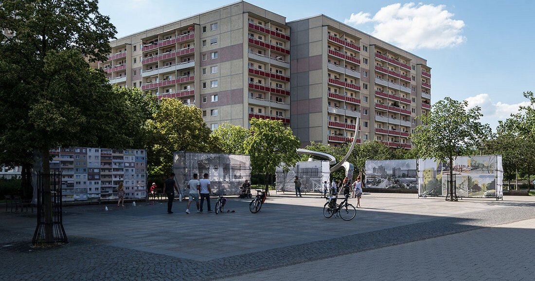 Das UFZ stellt sicher, dass die derzeit geltenden Hygiene- und Distanzregeln eingehalten werden. Die Teilnahme an der Studie ist freiwillig; Alle Informationen werden streng vertraulich behandelt. Das Helmholtz-Institut interessiert sich erneut dafür, wie Grünauer ihr Leben in der Fertighauswahrnehmung wahrnehmen und wie sie ihre Lebensbedingungen bewerten. Ziel ist es, die Stärken und Schwächen des Distrikts zu identifizieren und wichtige lokale Entscheidungen zu untermauern. Einfluss auf das Stadtteilkonzept So wurden beispielsweise die Ergebnisse der letzten Umfrage aus dem Jahr 2015 in das Stadtteilkonzept &#8222;STEK Leipzig-Grünau 2030&#8220; einfließen. Die Langzeitstudie, die seit 1979 zunächst alle zwei Jahre und später alle fünf Jahre &hellip;
