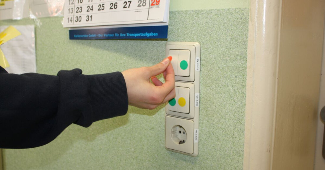 Mit Hilfe der Datenbank aller Zählerstände des Projekts &#8222;Halb halb&#8222;Die Schüler der Klasse 8b berechneten den Energieverbrauch ihrer Sekundarschule in Lindenau. Die Daten zum Strom-, Wärme- und Wasserverbrauch im Schuljahr 2018/2019 wurden verwendet. Sie kamen zu einem bemerkenswerten Ergebnis: Die Helmholtz-Schule produzierte im letzten Schuljahr rund 133 Tonnen CO2. Da jeder Baum rund 20 Kilogramm CO2 speichern kann, sollten mindestens 6.500 Bäume gepflanzt werden. Dies entspricht einer Fläche von rund 16 Fußballfeldern. Da es unrealistisch ist, so viele neue Bäume zu pflanzen, diskutiert die Klasse alternative Möglichkeiten, um in der Schule weniger Energie zu verbrauchen: richtig lüften, Lichtschalter markieren, Standby-Modus &hellip;