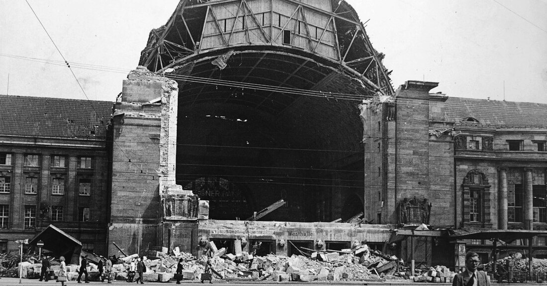 Zu sehen sind 50 ausgewählte Fotos aus der Innenstadt, die 1946 aufgenommen wurden und zerstörte oder beschädigte Gebäude oder ganze Straßen zeigen, Menschen, die die Trümmer aufräumen, und die Anfänge eines Lebens, das sich langsam wieder normalisiert. Die meisten historischen Bilder stammen vom Leipziger Fotografen Johannes Baufeld und sind noch nicht öffentlich zu sehen. Die Ausstellungsorganisatoren stellten die historischen Fotos vom Kriegsende einem Foto des heutigen Themas gegenüber. Der Fotograf Martin Toste, Mitarbeiter des Leibniz-Instituts für regionale Geographie, nahm das Motiv 1946 erneut vom genauen Standort auf. Die resultierenden Bildpaare erzählen ihre ganz eigene Geschichte von Vergangenheit und Gegenwart. Die &hellip;