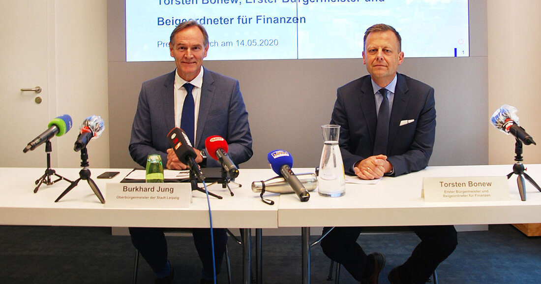 Die derzeitige Situation ist trostlos: Steuermängel, steigende Arbeitslosigkeit und die schlechtere Situation der eigenen Unternehmen und kommunalen Unternehmen treffen das Büro. &#8222;Die Transportunternehmen verpassen 25 Prozent ihrer täglichen Fahrten, die Leipziger Messe muss ohne Buchmesse und Kongresse auskommen &#8211; es fehlen bereits zweistellige Millionenbeträge&#8220;, sagte Jung. Kurzzeitarbeit in Kulturinstitutionen wie dem Gewandhaus und dem Theater der Jungen Welt ist ab Juni 2020 geplant. Gleichzeitig wird die Stadtverwaltung die Einstellung bremsen: Von den 200 in diesem Jahr geplanten Stellen sind es maximal 100 sollte gefüllt sein. Freistaat braucht die Hälfte Gleichzeitig hatte Jung jedoch auch einige Lichtblicke zu verkünden: Der Freistaat &hellip;