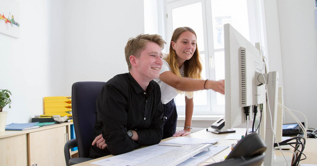 Insgesamt bietet die Stadt über 20 Schulungs- und Studiengänge an &#8211; von Rettungssanitätern über Gärtner bis hin zu Bachelor-Abschlüssen in Immobilienmanagement oder -kontrolle. Um sich einen Überblick zu verschaffen, offene Fragen zu Ausbildungswegen zu klären, spezifische Bewerbungsmodalitäten zu diskutieren oder Kontakte zu Absolventen zu knüpfen, bietet der Ausbildungs- und Studienaustausch der Stadt Leipzig traditionell die Möglichkeit. Die vom 2. bis 7. November 2020 geplante Veranstaltung musste wegen der Pandemie abgesagt werden. Interessenten können sich auch telefonisch oder über digitale Kanäle informieren: Alle Schulungs- und Studiengänge werden unter dem Link www.leipzig.de/ausbildung ausführlich vorgestellt &#8211; mit den wesentlichen Inhalten und Informationen beispielsweise &hellip;