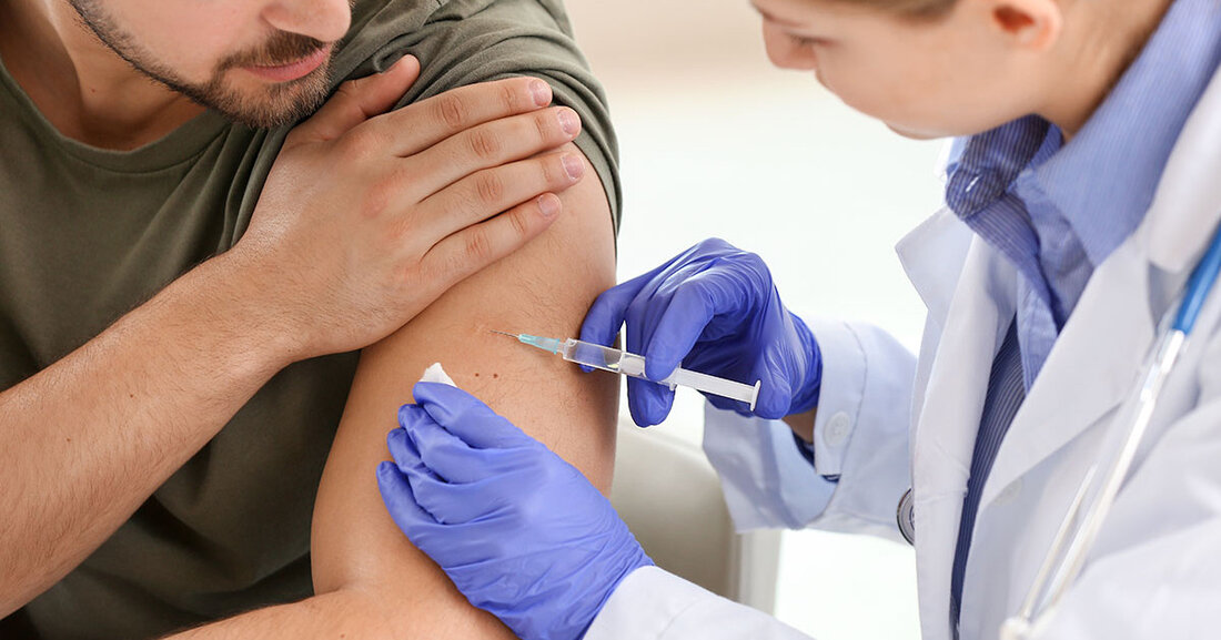 Im letzten Winter 2019/20 wurden 20.641 Influenza-Fälle, darunter 59 Todesfälle, in ganz Sachsen gezählt. Dies zeigt, dass die echte Virusgrippe keine harmlose Krankheit ist, sondern eine Krankheit, die mit einer Impfung sehr gut geschützt werden kann. Die Grippe ist sehr ansteckend. Nach der Infektion sind die ersten Symptome innerhalb von 1 bis 2 Tagen relativ schnell zu spüren. Anzeichen einer Virusgrippe sind ein plötzliches Krankheitsgefühl mit Fieber, Schüttelfrost, Kopfschmerzen und Körperschmerzen sowie ein trockener Husten. Die häufigste Komplikation ist eine Lungenentzündung, bei Kindern auch eine Mittelohrentzündung. Eine Entzündung des Gehirns und / oder des Herzmuskels tritt selten auf. Dies hat &hellip;