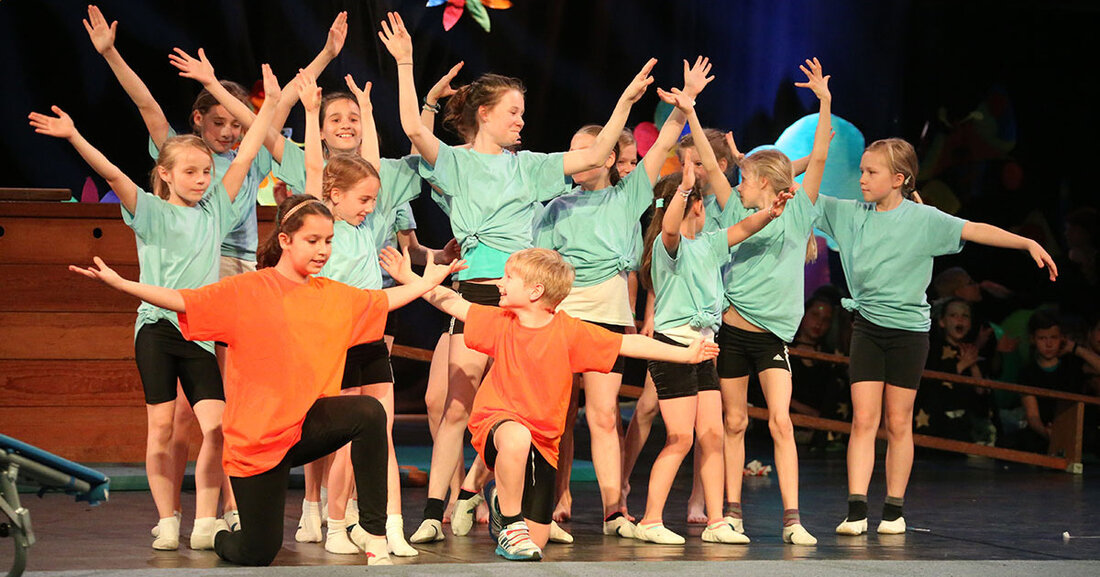 „Nach intensiver Konsultation hat die Stadt Leipzig in Absprache mit dem Bundesministerium für Inneres, Bauwesen und Inneres und dem Freistaat Sachsen dringend empfohlen, das Internationale Deutsche Gymnastikfest abzusagen. In der aktuellen Situation und absehbar für 2021 wäre es unverantwortlich, möglichst viele Gäste aus allen Regionen an einem Gymnastikfestival teilzunehmen „, sagte Leipziger Bürgermeister Burkhard Jung auf der Pressekonferenz. Vorbehaltlich und abhängig von der Entwicklung der Pandemie möchten der Deutsche Gymnastikverband und die Stadt Leipzig gemeinsam eine kleinere Multisportveranstaltung „Turnen21“ mit neun deutschen Meisterschaften und einem ausgewählten, exklusiven und hybriden Akademieprogramm für Fitness- und Gesundheitssport veranstalten anstelle des Turnfestivals in der …