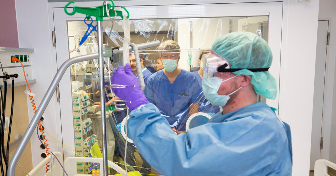 Prof. Uwe Platzbecker zieht Bilanz: &#8222;Die neue Zelltherapie ist am Universitätsklinikum Leipzig angekommen&#8220;. Nach mehr als sechs Monaten ist das Verfahren im besten Sinne des Wortes zur Routine geworden. Die Prozesse sind gut etabliert und sein Team hat die notwendigen Erfahrungen gesammelt: &#8222;Wir erhalten Überweisungen von regionalen und überregionalen Kliniken&#8220;, sagt der Experte. Ein Patient aus Indien wird derzeit behandelt. Zwei &#8222;lebende Drogen&#8220; Bald wird es zehn Patienten geben, derzeit mindestens einen pro Monat. In der Zwischenzeit können sie nicht nur mit der Gentherapie &#8222;Kymriah&#8220; behandelt werden, sondern auch mit &#8222;Yescarta&#8220;, einer weiteren zugelassenen CAR-T-Zelltherapie für nahezu identische Indikationen. CAR-T &hellip;