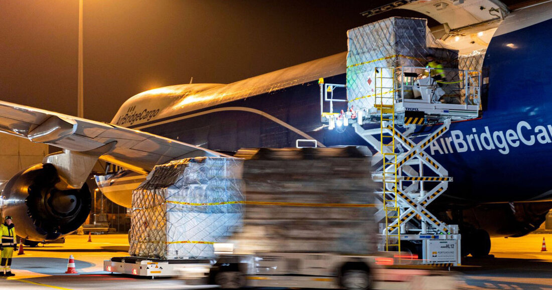 Das Wachstum wird insbesondere durch das Handling am DHL-Hub vorangetrieben, dem größten innerhalb des Netzwerks der Logistikgruppe. Darüber hinaus entwickelte sich das Volumen anderer Luftfracht- und Logistikunternehmen überproportional weiter. Während der Corona-Krise stieg das Frachtchartervolumen im Mai gegenüber dem Vorjahr um 65,6 Prozent. Dazu gehörten unter anderem auch Frachtflüge mit Passagierflugzeugen von Aeroflot, Nordwind Airlines und Vietnam Airlines. Insgesamt rund 60 Frachtfluggesellschaften fliegen zum Flughafen Leipzig / Halle und bedienen ein Streckennetz mit über 200 Zielen weltweit. Die besten Voraussetzungen für Logistiker Die aktuelle Krise zeigt, wie wichtig eine funktionierende Luftverkehrsinfrastruktur für die Versorgung der Bevölkerung und der Industrie ist. &hellip;