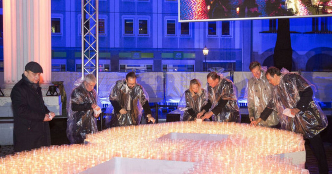 Einwohner und Gäste der Stadt, aber auch Unternehmen und Institutionen, könnten im Vorfeld des Lichtfestivals Kerzensponsoren werden und symbolisch eine Kerze kaufen. Am Abend des 9. Oktober 2020 zündeten Mitglieder des Jugendparlaments im Namen aller Kerzensponsoren die Kerzen auf dem &#8222;89 Podium&#8220; im Nikolaikirchhof an. Mit Beschluss des Kuratoriums &#8222;Tag der friedlichen Revolution 1989&#8220; gehen die Einnahmen aus der Kerzen-Sponsoring-Kampagne in Höhe von 5.000 Euro zu gleichen Teilen an &#8222;Clowns &#038; Clowns eV&#8220; und &#8222;Leipziger Klinikclowns&#8220;. Am 12. Oktober 2020 überreichte der Vorsitzende des Kuratoriums, Oberbürgermeister Burkhard Jung, zusammen mit Volker Bremer, Geschäftsführer der Leipziger Tourismus und Marketing GmbH, und &hellip;