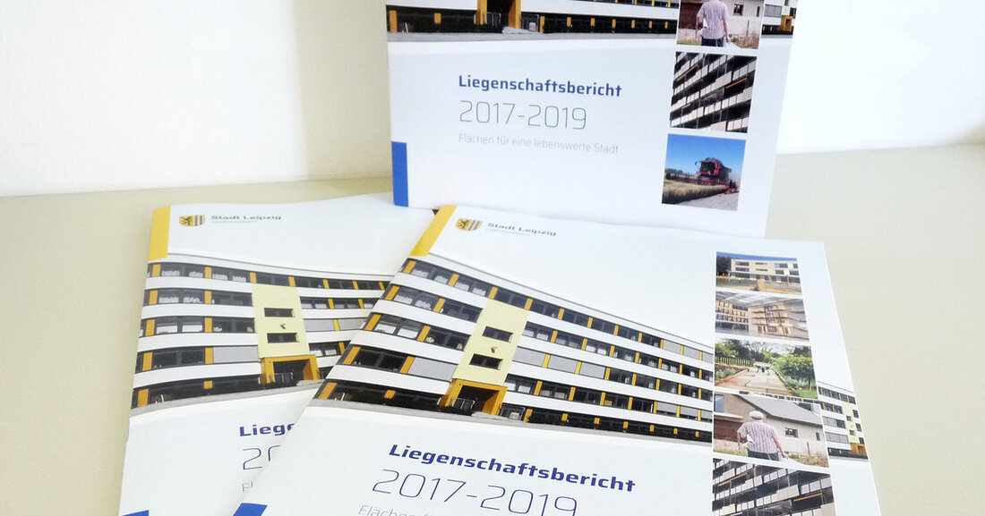 Zwischen 2016 und 2019 erwarb das städtische Immobilienbüro rund 1,1 Millionen Quadratmeter Fläche für die kommunalen Aufgaben der Stadtverwaltung. Das entspricht in etwa der Größe von Leipzig-Marienbrunn oder rund 155 Fußballfeldern. Diese beeindruckende Zahl ist nur eine von vielen im aktuellen Immobilienbericht 2017-2019. Es wird auch nach der letzten Veröffentlichung im Jahr 2017 in einem neuen Design erscheinen. Der Bericht, der zum 14. Mal seit 2002 veröffentlicht wurde, zieht eine Bestandsaufnahme der Aktivitäten des Immobilienbüros und gibt einen Überblick über die Neuausrichtung der Immobilienpolitik. &#8222;Mit unserem Immobilienbericht möchten wir den Lesern einen Einblick in unsere Arbeit von 2017 bis 2019 &hellip;