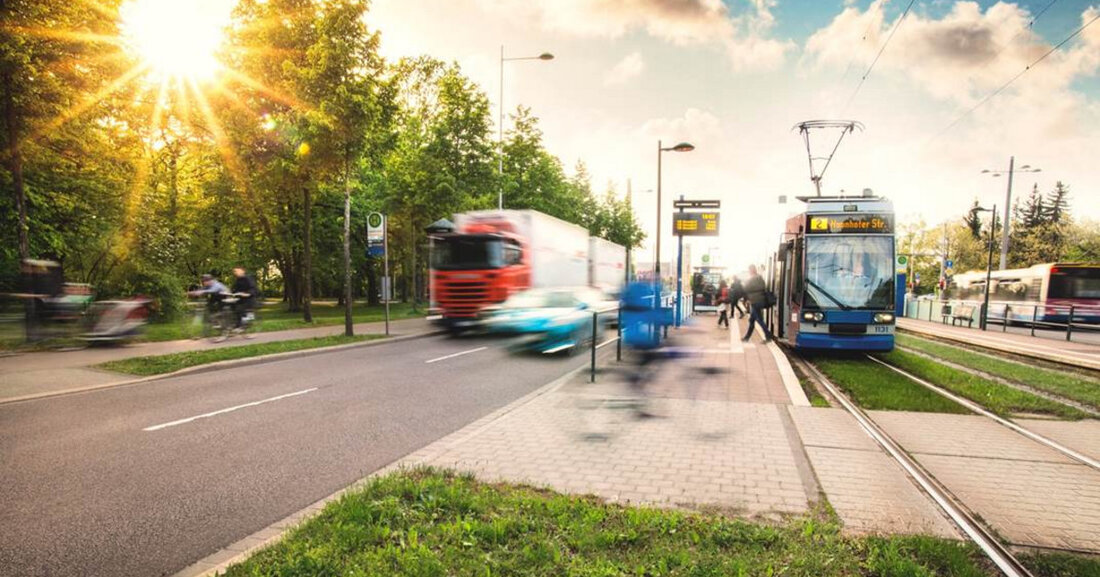Grundlage für die Ausarbeitung des Masterplans war der Beschluss des Stadtrats zur Mobilitätsstrategie 2030 vom September 2018. Nach einem umfassenden, mehrjährigen Prozess zur Entwicklung von Mobilitätsszenarien entschied sich der Stadtrat einstimmig für das Nachhaltigkeitsszenario als Grundlage für alle weiteren Planungen im Bereich Verkehr und Mobilität. Der Masterplan soll auf der Ratssitzung im Juli 2020 im Stadtrat erörtert werden. Nach Verabschiedung des Beschlusses wird die Verwaltung bis Ende dieses Jahres ein Konzept ausarbeiten, wie die Leipziger informiert werden können die Pläne und in die Diskussion involviert. Sie sollen unter anderem dazu beitragen, Maßnahmen in den identifizierten Handlungsfeldern zu priorisieren. Die Maßnahmen &hellip;