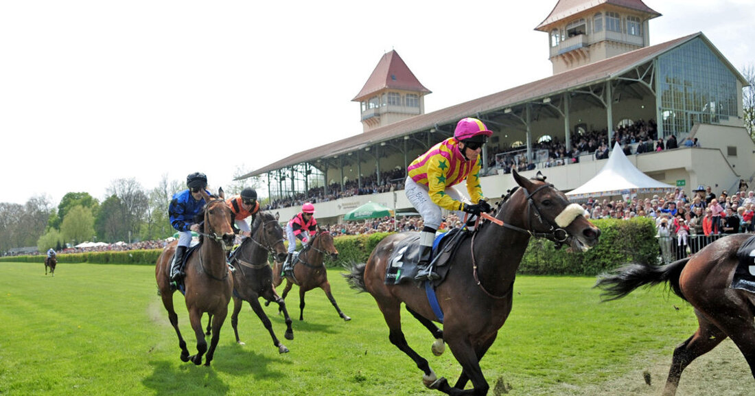 &#8222;Wir freuen uns auf ein großartiges Feld und spannende Rennen. 77 Vollblüter kämpfen in 7 Rennen um den Sieg und die Spitzenplätze. Neben dem deutschen Jockey-Meister 2020 Bauyrzhan Murzabayev wird es im Scheibenholz ein Rendezvous für andere Top-Jockeys geben.&#8220; &#8222;, sagt Alexander Leip, Geschäftsführer der Scheibenholz GmbH &#038; Co. KG. &#8222;Trotz schwieriger Zeiten, trotz der Disziplin, die wir alle fordern, freuen wir uns auf guten und aufregenden Sport, ein bisschen Glück und entspannte Stunden am Ende des Jahres mit einem Drink im grünen Zentrum von Leipzig.&#8220; Das erste Rennen beginnt um 14.15 Uhr Aufgrund der Sicherheitsvorkehrungen im Zusammenhang mit der &hellip;