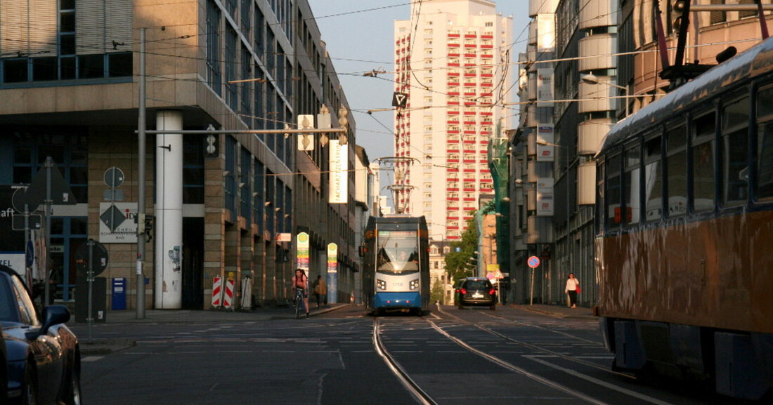 Neben neuen Fahrbahnen, Wegen, Gehwegen und Radwegen sehen die Pläne auch die Erneuerung der Trinkwasser- und Abwassersysteme vor. Die Hofmeisterstraße in der Innenstadt und der Friedrich-List-Platz sowie die Bushaltestelle Friedrich-List-Platz in der Kohlgartenstraße sind barrierefrei zu gestalten. Vertreter der Verkehrs- und Tiefbauabteilung der Stadt Leipzig sowie des Leipziger Verkehrsunternehmens und Wasserwerks informieren ab 18.00 Uhr live über die Maßnahme. Interessierte Einwohner und Händler können auf der Website der Stadt www.leipzig direkt auf die Sendung zugreifen .de / rosa-luxemburg-strasse. Eine persönliche Teilnahme vor Ort ist nicht möglich. Fragen zum Bauprojekt können an die E-Mail-Adresse rosa-luxemburg-strasse@leipzig.de gesendet werden und werden in die &hellip;