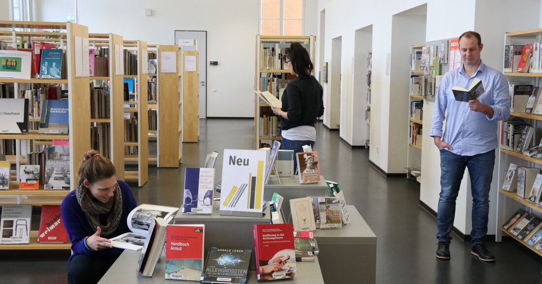 Seit 2003 wurde das Konzept für die Bibliotheken seit fünf Jahren aktualisiert. Es bezieht sich auf die Entwicklung und Ziele der Stadt Leipzig und basiert auf Trends und der Neuausrichtung von Bibliotheken. Im neuen wurden drei strategische Entwicklungsziele identifiziert Bibliotheksentwicklungskonzept Fest: Dienstleister für Medien und Informationen Das LSB stellt Informationen zur Verfügung, unabhängig davon, ob sie in gedruckter Form, online, in Bild und / oder Ton oder durch direkten Austausch transportiert werden. Der Zugang zu Informationen ist qualitätsgesichert, barrierefrei und kommerziell kostenlos. Zu diesem Zweck wurde im Konzept die Bereitstellung eines Akquisitionsbudgets von zwei Euro pro Einwohner festgelegt. Mediator und &hellip;