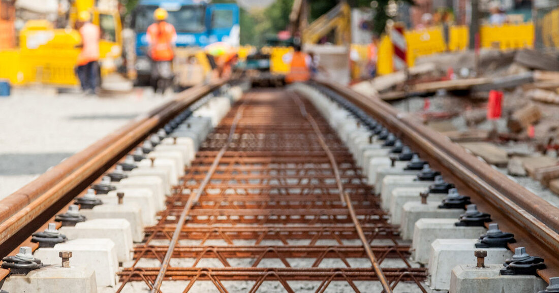 Diese &#8222;Straßenbahnlinie der südlichen Sehnen&#8220; ist eines der Projekte, die der Freistaat Sachsen der Kommission für &#8222;Wachstum, Strukturwandel und Beschäftigung&#8220; vorrangig empfohlen hatte. Damit sollte die Region Leipzig nach Ablauf des Braunkohlenabbaus gestärkt werden. Mit der Erstellung der Machbarkeitsstudie wurde die Schüßler-Plan Ingenieurbaugesellschaft mbH beauftragt. Entwicklungspartner sind neben der Abteilung Verkehr und Tiefbau auch das Leipziger Verkehrsunternehmen, dessen Projektpartner sich Ende September treffen werden. Büroleiter Michael Jana sagt: &#8222;Ich freue mich sehr, dass der Freistaat uns bei diesem zukunftsorientierten Projekt für die städtische Verkehrsinfrastruktur unterstützt. Die Pläne für die &#8222;Südsehne-Straßenbahn-Tangente&#8220; sind Teil des Leipziger Nahverkehrsplans und des Masterplans zur Umsetzung &hellip;