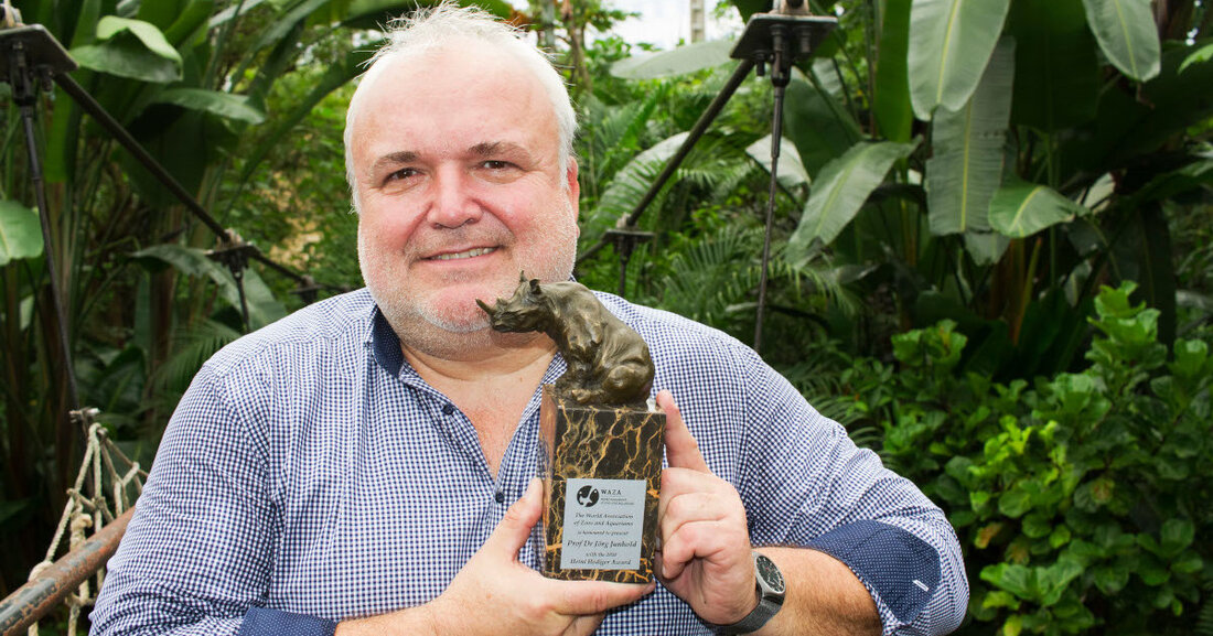 In seiner Laudatio zu Ehren von Junhold, der von 2011 bis 2013 als Präsident die WAZA leitete, sagte Pagel: &#8222;Prof. Dr. Jörg Junhold hat ihn für seine hervorragenden zoologischen Leistungen im Leipziger Zoo sowie für sein vorbildliches Engagement für zoologische Gärten und Aquarien empfangen sowohl national als auch global. Ich gratuliere ihm von ganzem Herzen. &#8222; Der Leipziger Zoo setzt seit 2000 seinen Zoo des zukünftigen Masterplans um und hat nicht zuletzt mit den Savannen Gondwanaland, Pongoland und Kiwara internationale Anerkennung gefunden. &#8222;Seit Prof. Junhold 1997 den Leipziger Zoo als Direktor übernahm, hat er ihn mit Ideen, Mut und enormem &hellip;