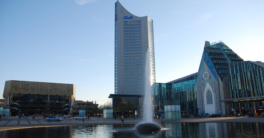 Eine hohe Lebensqualität, eine effiziente Wirtschaftsstruktur mit ausreichenden Arbeitsplätzen, eine gesunde und intakte Umwelt und ein friedliches Zusammenleben &#8211; die Stadt Leipzig als aufstrebender Kern der Metropolregion Mitteldeutschland sollte all diese Anforderungen erfüllen. Und so sollte es sich „nachhaltig“ weiterentwickeln. Dies erfordert immer neue und frische Ideen, wie sowohl bestehende als auch neue Aufgaben nachhaltig gelöst werden können. Wie können wir sicherstellen, dass in Zukunft genügend Platz für Erholung vorhanden ist? Wie können Gebäude gleichzeitig energieeffizient modernisiert werden, aber auch in allen Teilen der Stadt akzeptable Mietpreise garantiert werden? Und wie kann sichergestellt werden, dass künftige Generationen trotz aktueller Herausforderungen &hellip;