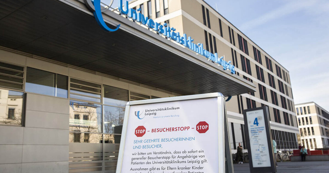 Um Patienten und Mitarbeiter vor einer möglichen Infektion mit dem SARS-CoV-2-Virus zu schützen, gelten ab Mittwoch, 4. November 2020, bis auf Weiteres strengere Besuchervorschriften für alle Leipziger Kliniken. Am Montag haben Vertreter der St. Georg Klinik, von St. Elisabeth Krankenhaus, von Ev. Diakonissenkrankenhaus, von Herzzentrum und Helios Park Klinik Leipzig ebenso wie Universitätsklinik kommuniziert. Besuche sind daher wieder stark eingeschränkt. Ausnahmen gelten für Eltern kranker Kinder und Angehörige schwerkranker Patienten. Werdende Mütter können auch von einer Person im Kreißsaal begleitet werden. Details zur Umsetzung der Besuchervorschriften in der jeweiligen Klinik finden Sie auf den Websites der einzelnen Häuser. .
