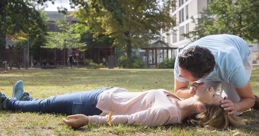 Insbesondere Schulkinder sind zur Teilnahme aufgefordert. Unter dem Motto &#8222;Studenten retten Leben&#8220; ist jeder eingeladen, andere in einem kurzen Video über Erste Hilfe und ihre Bedeutung zu inspirieren: Was würden Sie tun, wenn plötzlich jemand neben Ihnen ohnmächtig würde? Sicher &#8211; wählen Sie die Notrufnummer 112 &#8230; Und dann? Es dauert durchschnittlich sieben Minuten, bis die Rettungsdienste eintreffen. Aber wenn das Herz aufhört zu schlagen, ist es immer noch zu lang und es gibt nur eine Person, die das Leben der betroffenen Person retten kann. Machen Sie Ihre Forschungen zur Wiederbelebung. Machen Sie einen kleinen Film über Wiederbelebung und lassen &hellip;