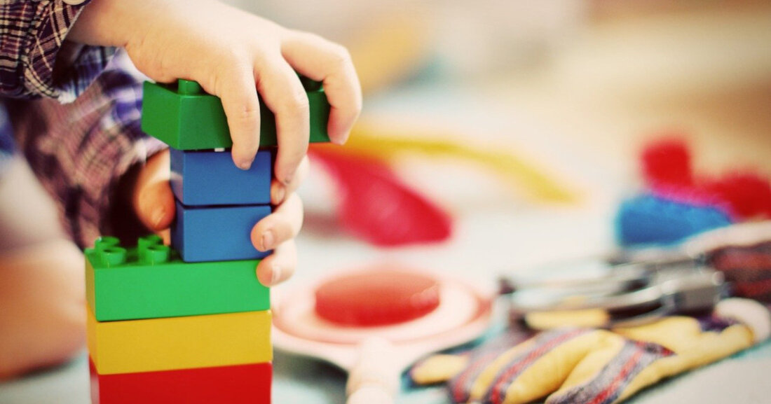 Über die neue Internetplattform &#8222;Kinder schaffen Wissen&#8222;Familien können an Studien des Max-Planck-Instituts für evolutionäre Anthropologie, des Max-Planck-Instituts für menschliche Kognitions- und Gehirnwissenschaften und zahlreicher anderer Einrichtungen von zu Hause aus teilnehmen. Neue Wege der Forschung Die Koronapandemie betrifft sowohl den Alltag als auch die Forschung. &#8222;Dank der finanziellen Unterstützung der Max-Planck-Gesellschaft konnten wir die neue Internetplattform &#8218;Kinder schaffen Wissen&#8216; starten, die im deutschsprachigen Raum einzigartig ist&#8220;, sagt Daniel Haun, Direktor der Abteilung für Vergleichende Kulturpsychologie bei das Max-Planck-Institut für evolutionäre Anthropologie. &#8222;Wir haben die Website zusammen mit zahlreichen anderen Forschungsgruppen von Universitäten, Fachhochschulen und anderen Institutionen in Deutschland, Österreich und &hellip;