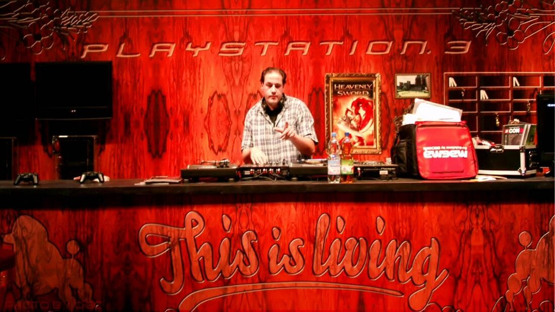 Frohes Neues Jahr 2012! DJ oGcs Mix zusammen mit Nas, Krichee, Ninesh Babu und Jaxxtec – genießen Sie die Musik: – Besuchen Sie den Kanal und die Community für weitere spezielle Musikvideos und Remixe, Interviews, Spiele und Dokumentationen – bitte kommentieren und bewerten Sie die Arbeit. Weitere Informationen: http://www.facebook.com/djogc * Foto von oGc @ Paddy Deluxe auf der Games Convention Leipzig: D. Youtube-Link
