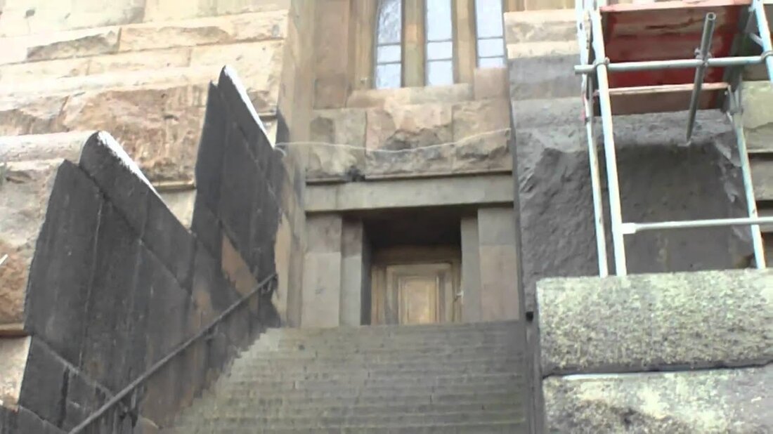 Ja, ich habe mir auch das Völkerschlachtdenkmal angesehen und war ehrlich gesagt ziemlich beeindruckt. Sicher, man muss auf solch einer pompösen Architektur stehen, aber es sollte doch keinen „einfachen“ Eindruck hinterlassen. Immerhin ist es das größte Denkmal in Europa, ein Mausoleum für die Toten in der Schlacht von Napoleon gegen die Truppen der Österreicher, Preußen, Russen und Schweden, in denen Napoleon besiegt wurde. In der Schlacht, die bis zum Ersten Weltkrieg als die größte der Geschichte galt, mussten die Deutschen auf beiden Seiten kämpfen. Mehr als 120.000 Menschen kamen während der blutigen Kämpfe oder danach aufgrund von Hunger und Epidemien …