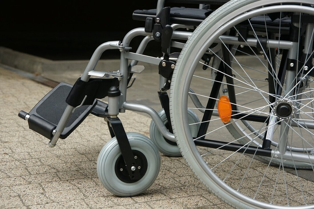 Ein skrupelloser Räuber kippte in Bremerhaven einen Rollstuhlfahrer um und stahl dessen Handtasche, Geldbeutel und Schlüssel.