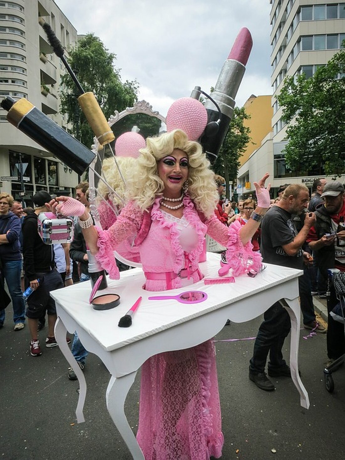 SPD-Konferenz im Bundestag mit Dragqueens und Haldenwang: Groteske Show und kritische Rede über Antifeminismus und Queerfeindlichkeit.